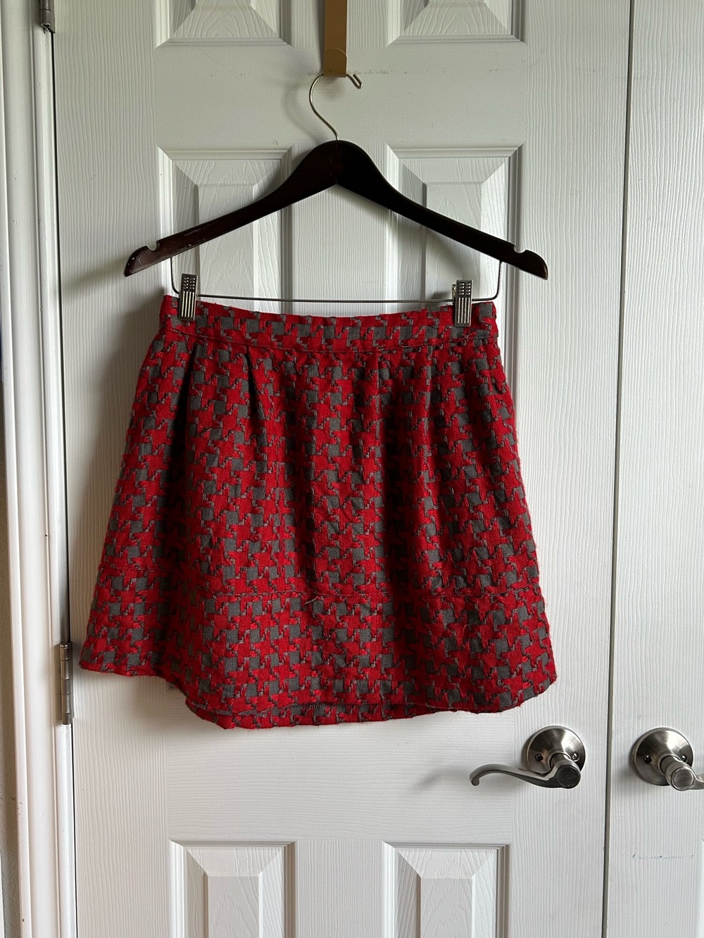xhilaration red & gray houndstooth flared mini skirt w/ side zipper